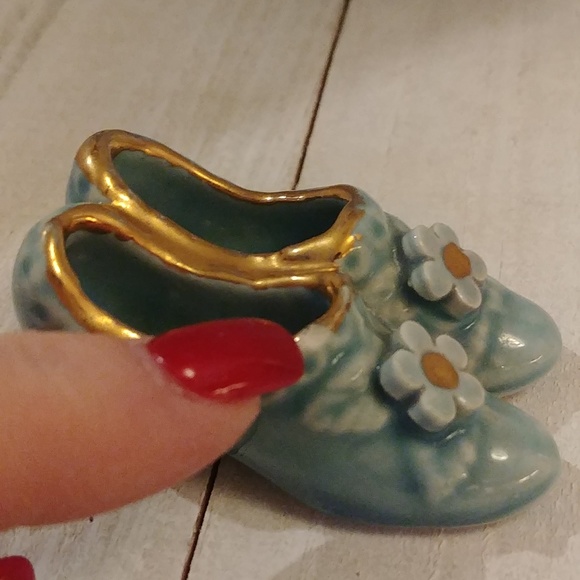 🎉2/$16 Miniature Hand Painted Vintage Shoes - Picture 3 of 7